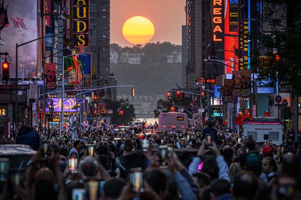 Manhattanhenge in 2025 will occur around May 28–29 and July 11–12.