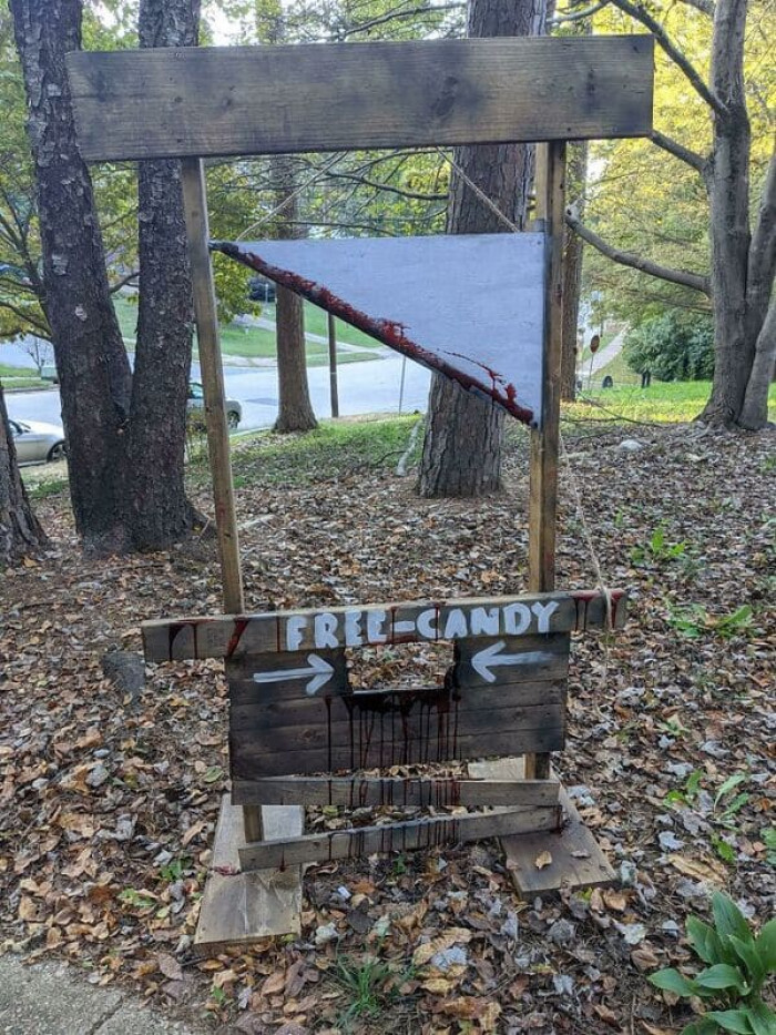This is one of the most creative Halloween decorations that I've seen.