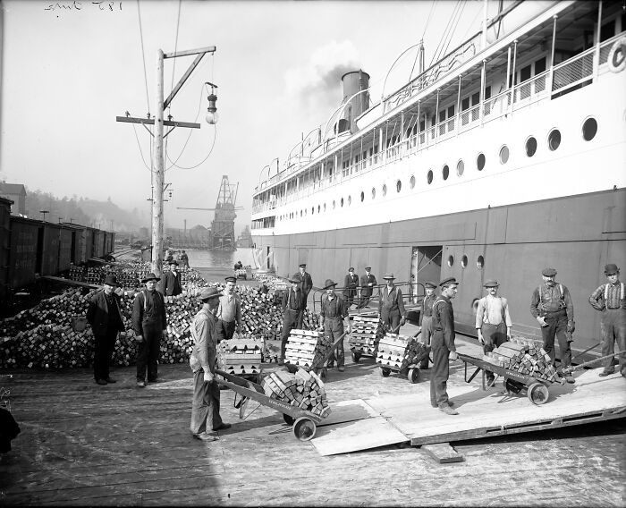 "Loading The Copper Bars Into The Ship, USA 1905. Stunning Quality And Resolution"