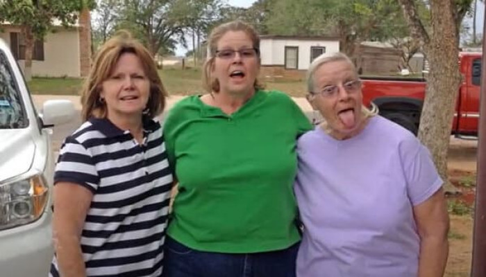 Guests laughed so hard as it featured Jodie’s picture above a tiny Ouija board and a note saying, “Keep In Touch!”