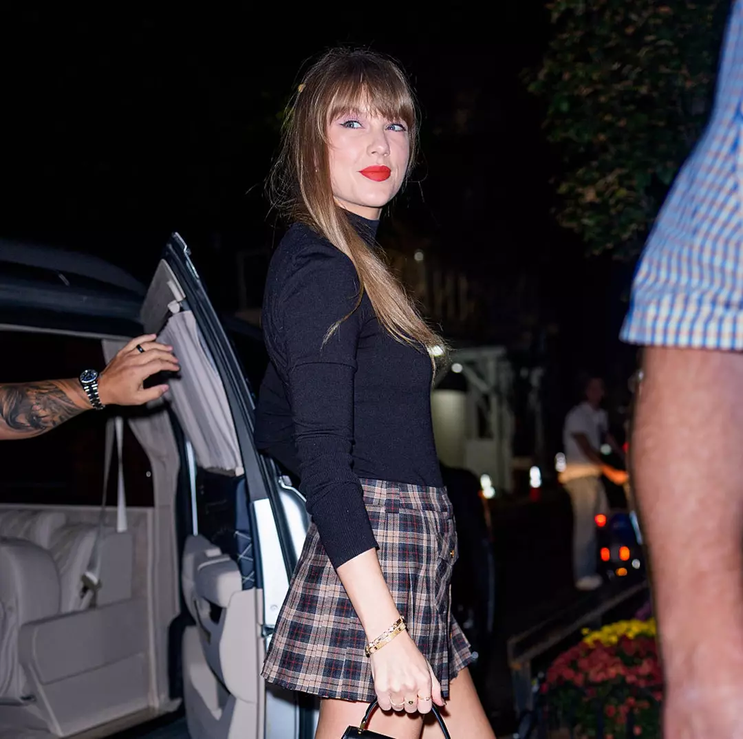 Bloomberg recently updated its calculations and confirmed what Swifties suspected all along — Taylor Swift’s empire has officially crossed the $2.1 billion mark as of October 2025. That’s up an eye-popping $1 billion from just two years ago.