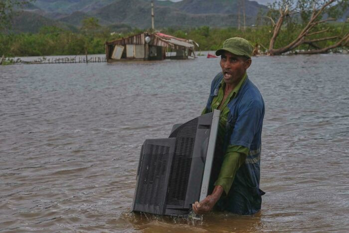 A Man Carries A TV From His Home Flooded By Hurricane Melissa In Santiago De Cuba, October 29, 2025. Photo By Ramon Espinosa