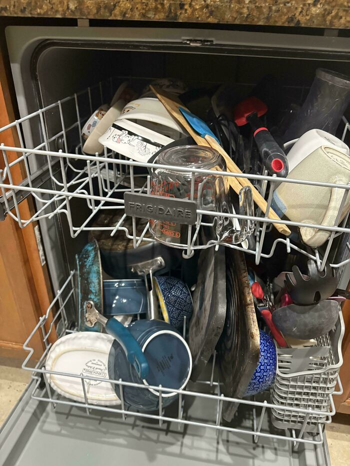 "My Husband Overfilled The Dishwasher So Nothing Got Clean, Then Got Mad When I Asked How He Expected The Water To Reach Everything"