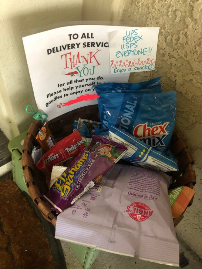 15. “They had this at the door and also gave me a cash tip! Shoutout to the awesome customers 🤗.”