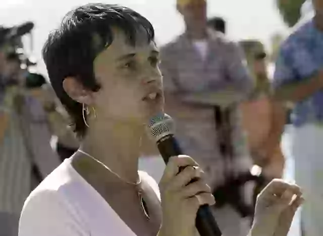 Julia successfully rescued Luna.