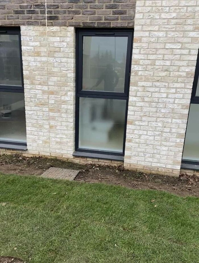 8. New ground-floor flat, boldly fronting a lively road.