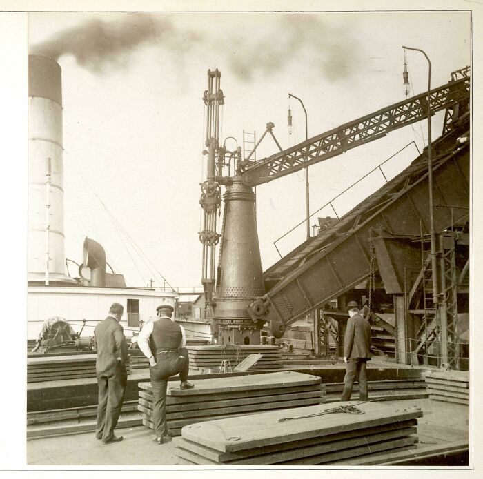 Dockworkers strain and sweat as they load heavy steel onto a steamship at Carnegie Steel Company’s Pittsburgh facilities in 1918, capturing a moment from America’s industrial peak and the relentless labor that powered it.