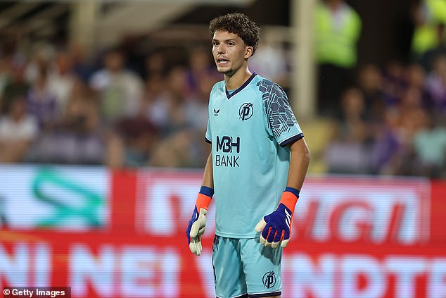 Liverpool is nearing an agreement to sign goalkeeper Armin Pecsi from Puskas Akademia.