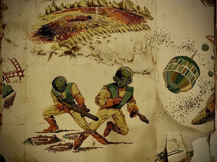19. Homeowner took their radiator off the wall to decorate and found this ancient alien invasion wallpaper instead