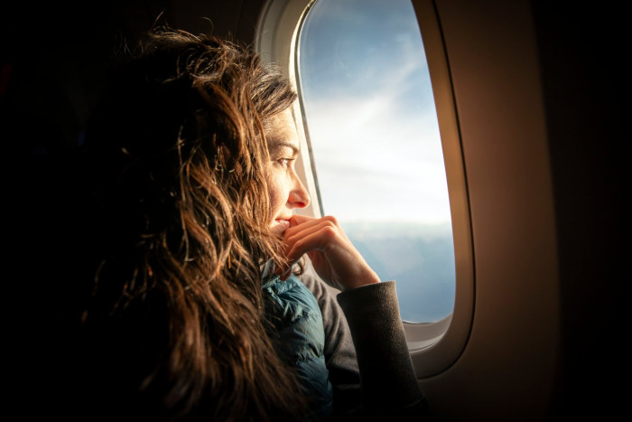 Airline passenger disputes window blind position during tense long-distance flight