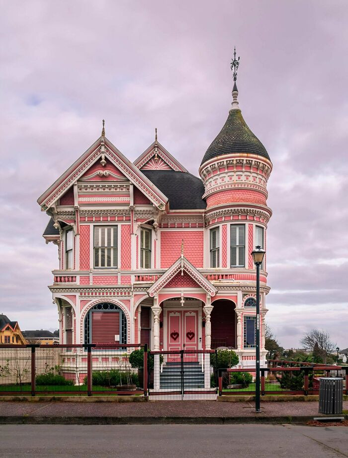 "The Pink Lady Is A Renowned 1889 Victorian Mansion In Eureka, California, Located At 202 M Street"