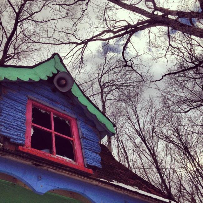 It's quite remarkable that PennyLaane managed to enter and photograph the interior, given the property's reputation for tight security.