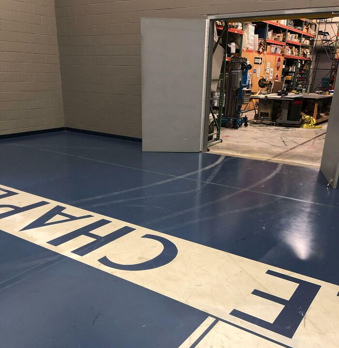 31. I polished the floors yesterday, and today my colleagues chose to use the elevator through the gym instead of using another exit.