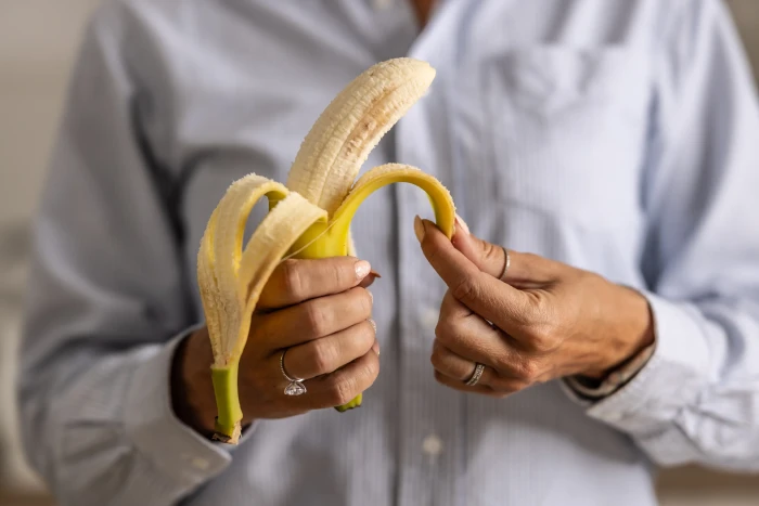 Doctor pointing to banana nutrition debate, bold statement about sugar risk