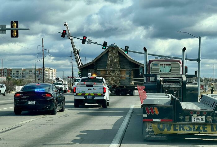 "Traffic Jam In Kansas As A Crew Tries To Raise A Traffic Light Arm For A House To Get Through"