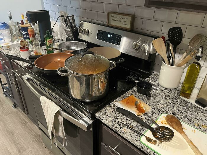 "My Boyfriend Lovingly Insists On Cooking Dinner On Mondays, But Ends Up Leaving All Of His Dishes And Mess Behind Because He Has To Leave For His Weekly Chess Meet-Up"