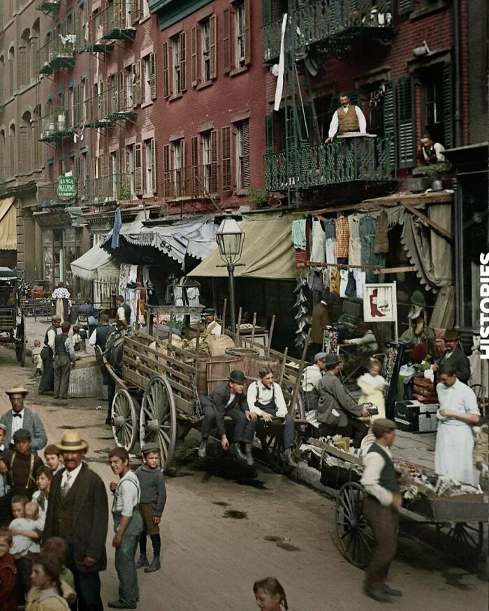 A glimpse into daily life in New York’s Little Italy in the early 1900s, when crowded streets, close-knit families, and immigrant traditions shaped the neighborhood’s rhythm.