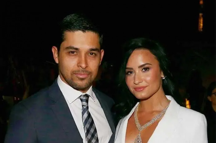 9. Demi Lovato and Wilmer Valderrama's relationship ended in 2016, but Wilmer still visited Demi when she was hospitalized in 2018
