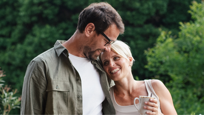 Therapist and couple discussing healthy relationship green flags in counseling session