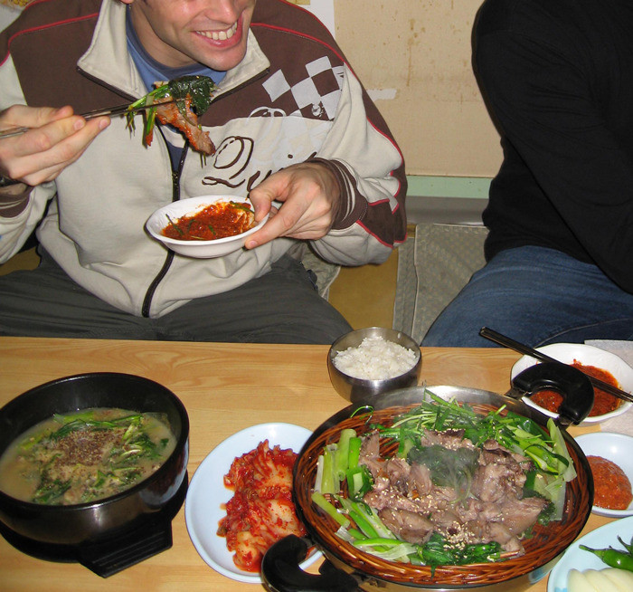 This is what you call a monster roommate.