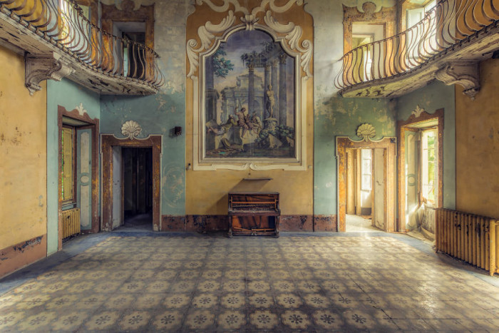 8. This one is decorated quite elegantly, which makes me think it was a more upscale option for a madhouse.