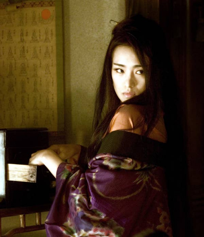 23. There are scenes in which the geishas can be seen without makeup in Memoirs of a Geisha.