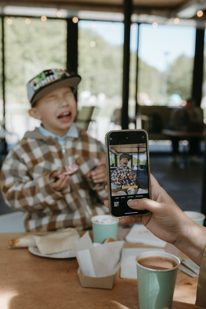 Couple at an event holding appreciation tokens, scrolling phones, social media irony