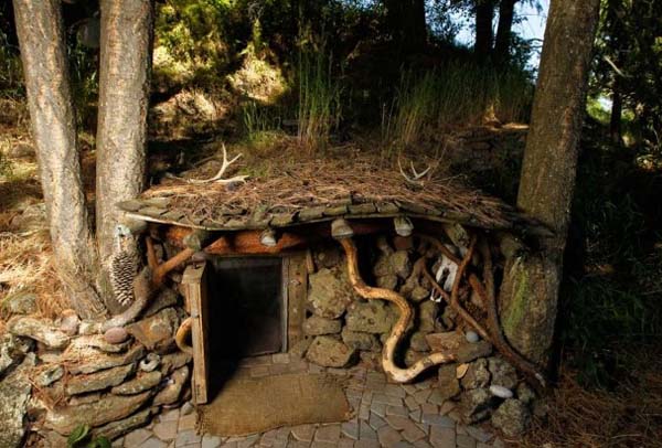 The house resembles a hobbit's dwelling from The Lord of the Rings, nestled into the ground.