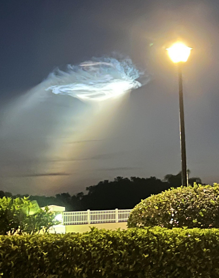 2. This cloud looks like a spaceship that is about to land: