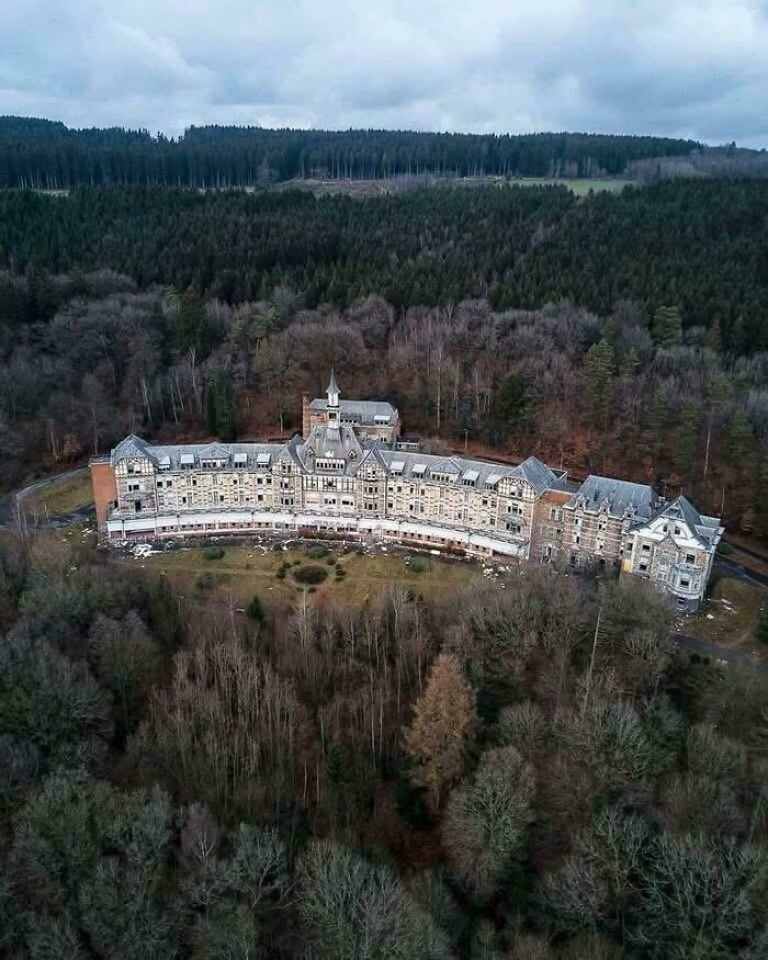 Abandoned Asylum In The Middle Of The Woods!