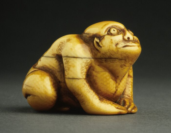 A finely carved Japanese ivory sculpture from around 1800–1850, depicting Tenjiku Tokubei, the legendary master of frog magic, and reflecting the era’s rich folklore and craftsmanship.