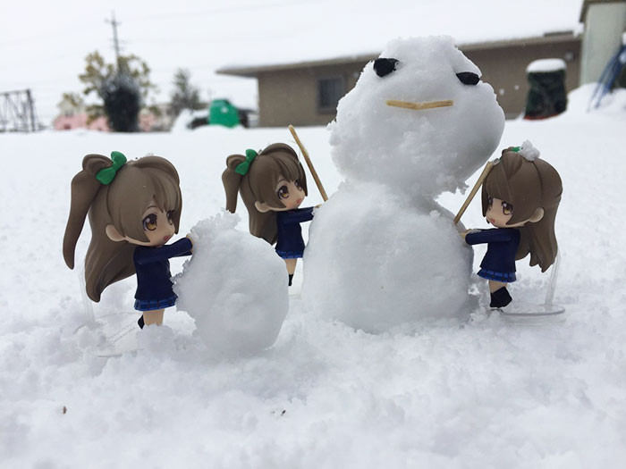23. Kotori's building a snowman! How cute!