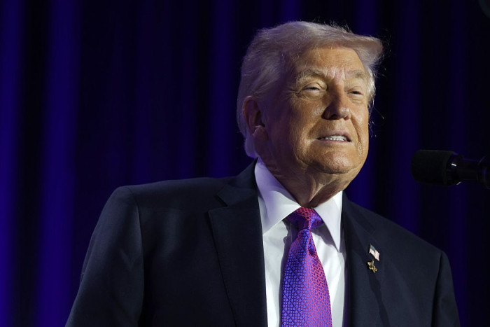 Poll chart showing low voter confidence in Trump, concerns about economy.