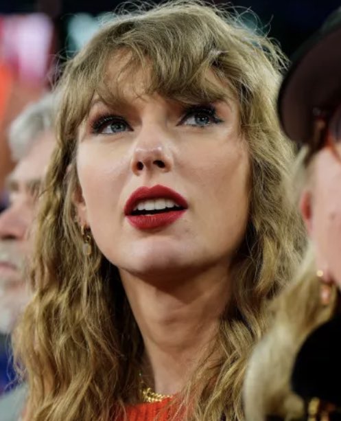 She also wore her signature red lip, shimmery eyeshadow, and winged eyeliner.