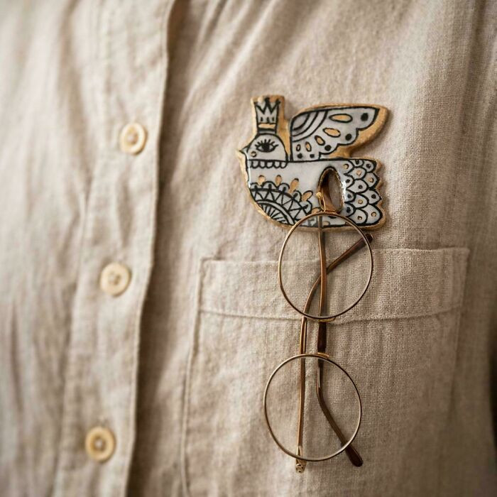 "Hand Painted Glasses Holder Pin"