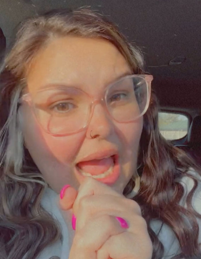 In the video, she humorously narrated the events: “When you're at Texas Roadhouse and your ex-husband shows up with a side piece,” she said, as the camera panned to her estranged husband sitting at a nearby table.