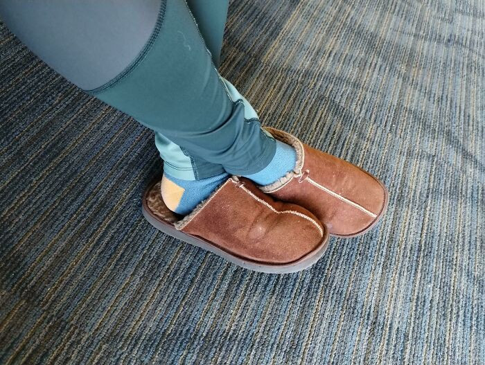 "Fiancée Forgot She Wore Slippers To The Airport Before A Week-Long Vacation"