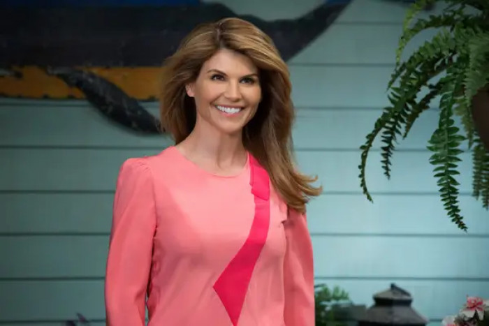 13. Lori Loughlin did not appear in the fifth and final season of Fuller House because she was in jail for fabricating her daughter's papers just to get an admission to a college.