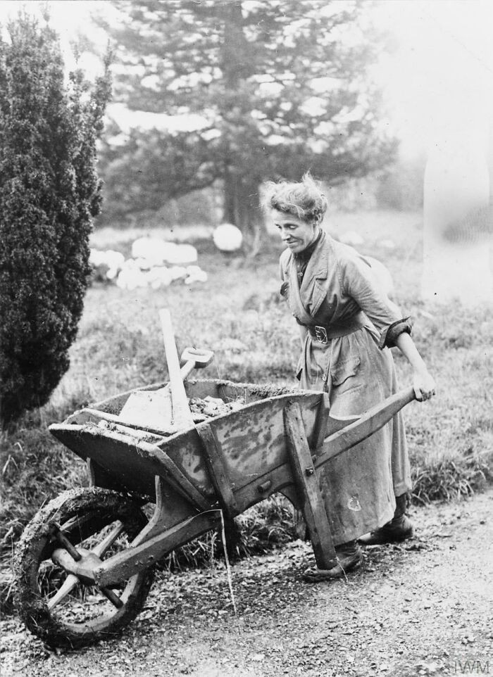 The Employment Of Women In Britain, 1914-1918 Mrs Kitchener, A Female Gravedigger, Carries On Her Husband's Business Whilst He Serves On The Front, Aley Green Cemetery, Luton