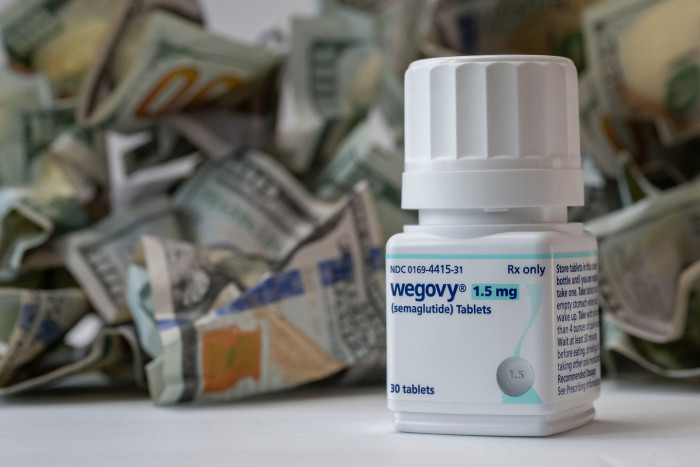 Doctor discussing semaglutide gastrointestinal side effects and patient adherence concerns