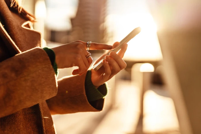 iPhone screen showing call response options, with lock status affecting rejection availability