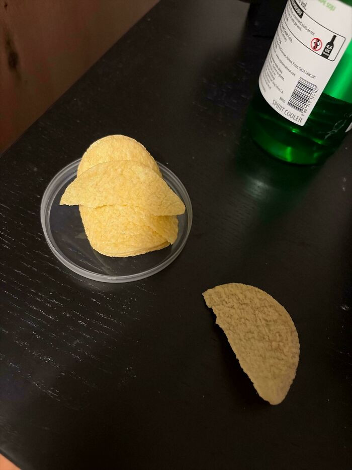 "My Boyfriend Licks Pringles’ Seasoning And Lets It Soak Until It Gets Soggy To Eat The Rest"