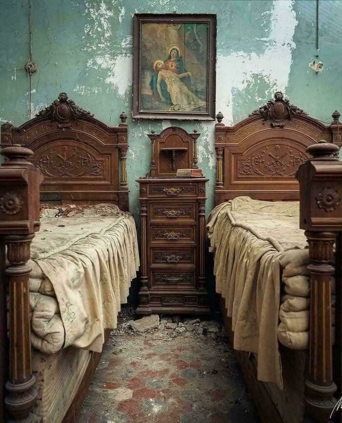 Two Beds Found Inside An Abandoned Mansion