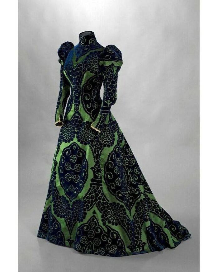 Countess Greffulhe's tea gown, France, 1897 - the brilliant green was a deliberate choice to complement her auburn hair.