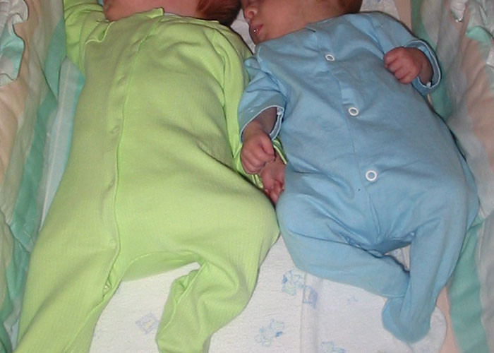 Mom Decided To Dress Her Twin Boys In Two Different Colors To Tell Them Apart