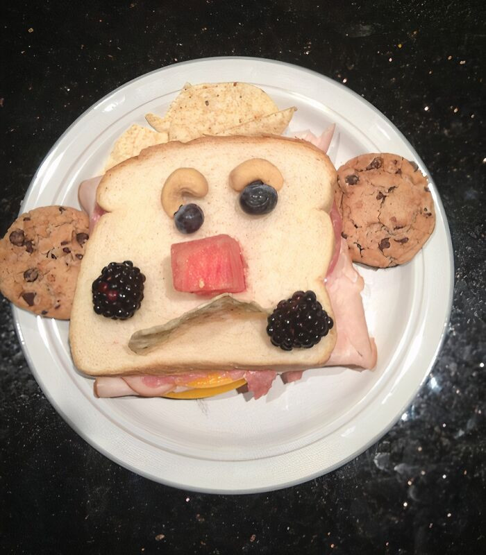 "Even Though I'm 21, This Is What I Get When My Dad Makes Me Lunch"