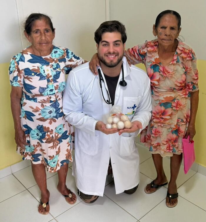 "This Doctor From Ouro Branco In Alagoas, Brazil, Is Known For Treating Patients Without Asking For Payment. Instead Of Money, They Thank Him With Simple Gifts."