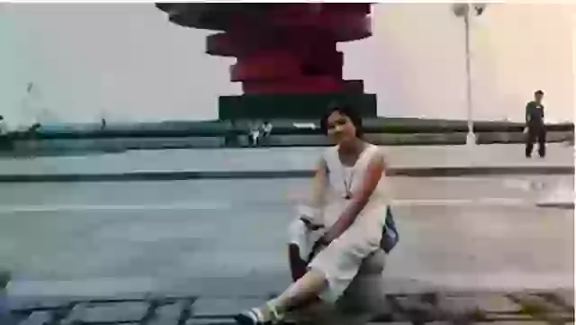 It turns out the man in the background of this photo went on to marry the woman.