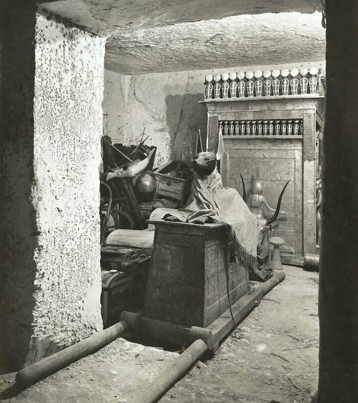 The Anubis statue from Tutankhamun's tomb, photographed during Carter's 1922 excavation.
