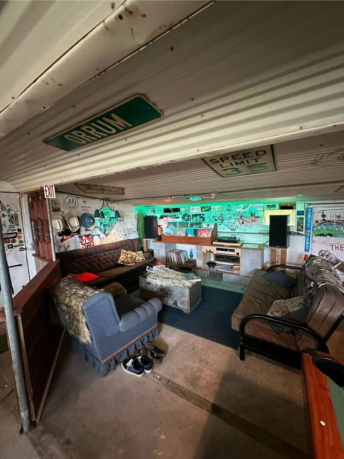 "Lurking For A Minute. 31m I Live In A Barn"